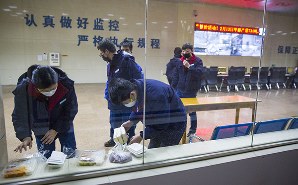 15 準(zhǔn)備就餐的職工，吃到可口的飯菜.jpg