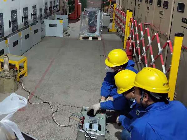 王宏 孔維成 樊曉曦 徐騰飛在315B變電所對新柜子進行預試試驗[1].jpg