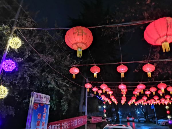 夜晚的小區(qū)門(mén)口.jpg