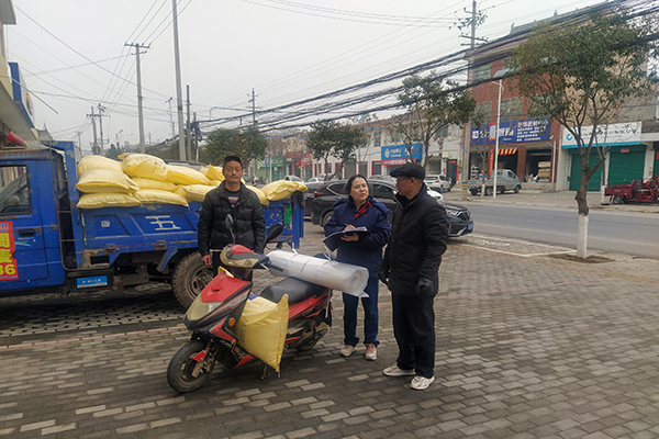 2月10日，尿素銷售人員在武功縣貞元鎮(zhèn)農(nóng)資店門口與農(nóng)戶交流。(副圖）.jpg