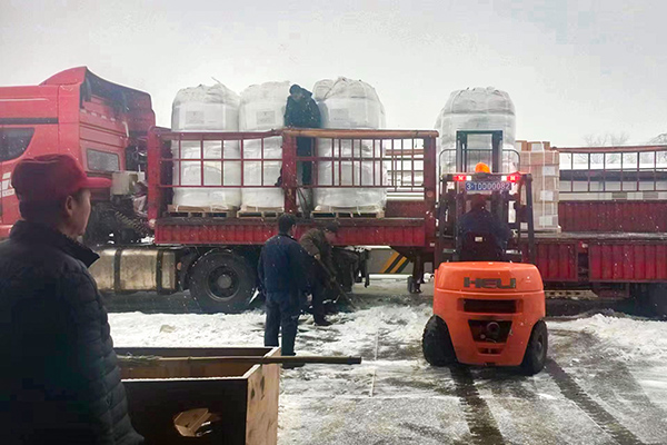 2月12日，物資采供部彬州分部在大雪中卸車，保障物資供應(yīng)(副圖）.jpg