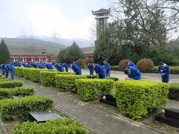 4月3日，全體黨員在烈士園碑區(qū)祭掃陵園、默哀深思.jpg