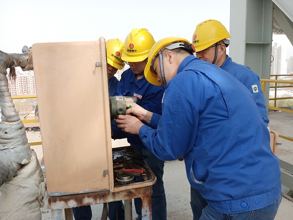 4月6日，空分尿素工段段長郭凱、技術(shù)員張桂芳等人在尿素框架五樓進(jìn)行電纜更換，變送器接線檢維修工作  計控電儀部 馮香妮 攝.jpg