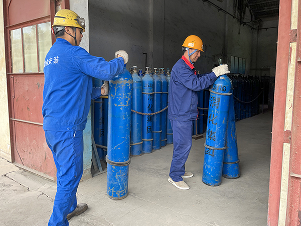 5月4日9：00，合成車(chē)間氣瓶站工作人員進(jìn)行作業(yè)   600.jpg