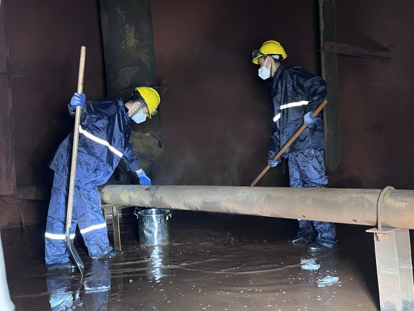 將熱水槽底部污水鏟倒廢桶中，用廢桶搬運(yùn)出去.jpg