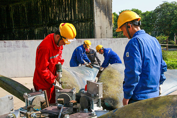 5月13日，李曉峰作業(yè)組檢修風(fēng)機(jī)葉片   600.jpg