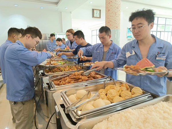 5月15日，檢修人在食堂用餐.jpg