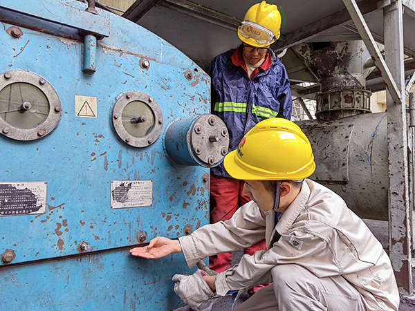 5月16日，動力車間三期給煤機，屈豪正在檢查給煤機的復位情況.jpg