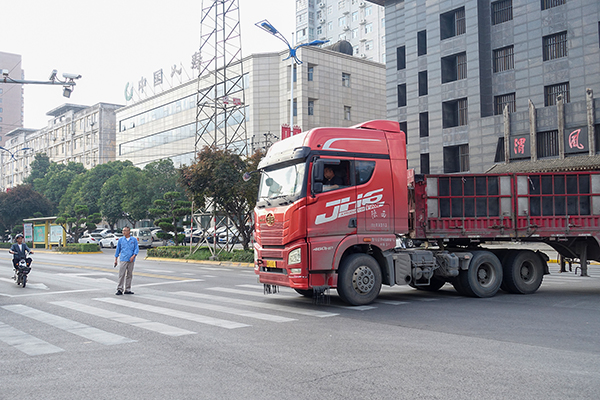 2023年5月市場運(yùn)銷部指揮疏導(dǎo)拉貨車輛進(jìn)廠小.jpg