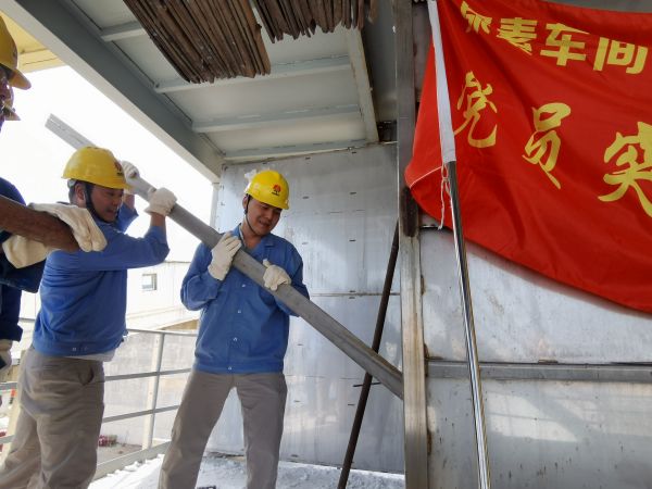 5月初，尿素車間技術(shù)員殷聯(lián)剛清理粒子冷卻器.jpg