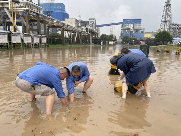 7月28日行政保衛(wèi)部在南門(mén)清理下水口.jpg