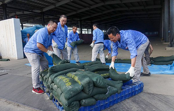 2023年8月4日運銷市場部員工根據(jù)天氣預(yù)報黃色預(yù)警提前對尿素庫區(qū)進行圍擋   600.jpg