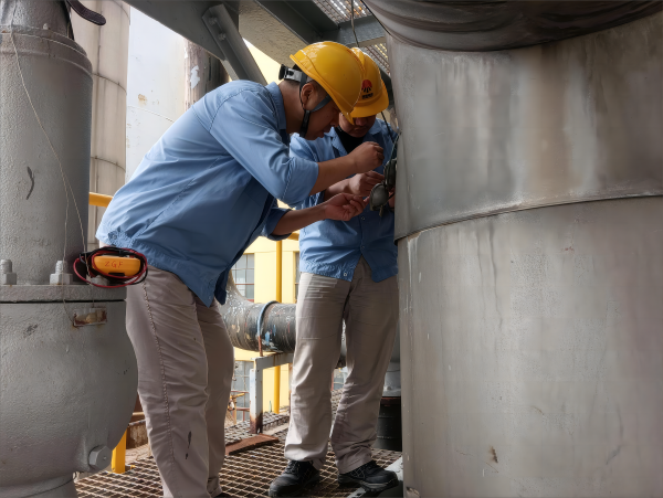 9月21日，張小鵬和呂鵬在一期空分現場分子篩上進行溫度檢維修作業(yè)(1)(1).png