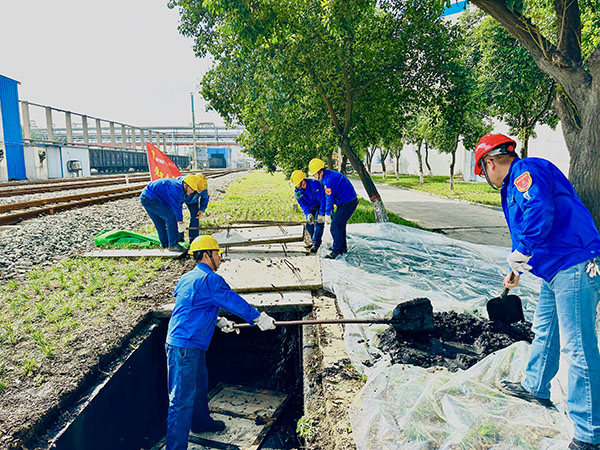 10月10日下午，黨員突擊隊清理沉淀池.JPG