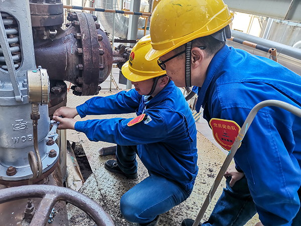 10月20日上午，徐濤和張跟潮在3號(hào)爐定排罐處檢查安全閥安裝質(zhì)量.jpg