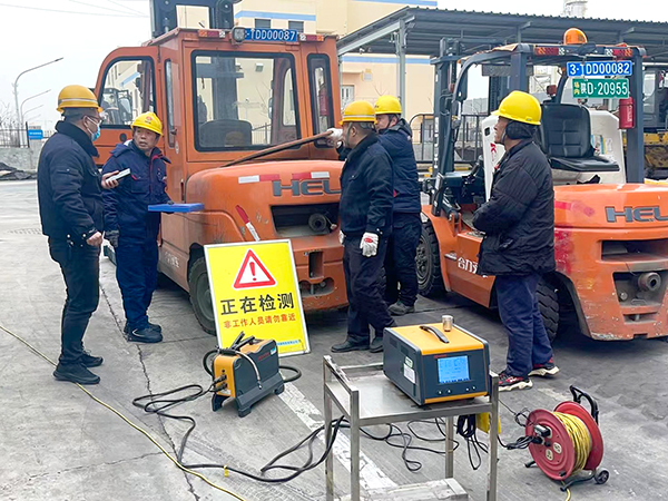 2月19日，運(yùn)銷分部，曹侃、伍思盈等人員，在北物流門現(xiàn)場(chǎng)檢測(cè)。運(yùn)銷分部 曹侃攝（2）.jpg