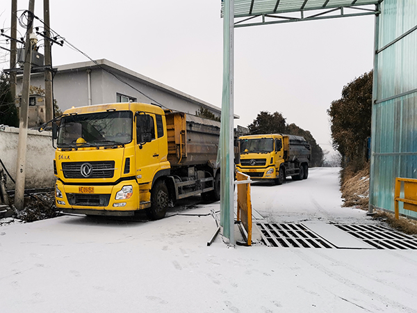 2月21日，運銷市場部，藺毅、趙冰等人員，在渣場現(xiàn)場清理積雪。運銷市場部 藺毅 攝 - 副本.jpg