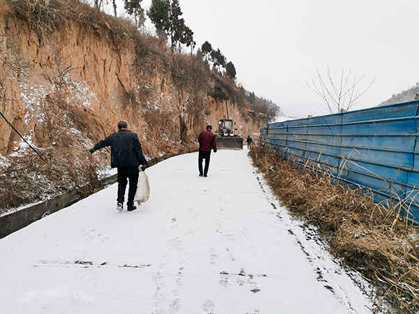 2月21日，運銷市場部，藺毅、趙冰等人員，在渣場現(xiàn)場清理積雪。運銷市場部 藺毅 攝1 - 副本.jpg