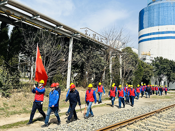 3月20日下午，物料車間黨支部開展了“清除雜草保安全 志愿服務(wù)顯擔(dān)當(dāng)”主題活動(dòng)，   600.jpg