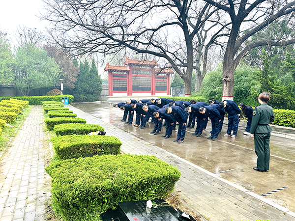 4月2日下午，渭化集團組織黨員代表、團員青年代表走進渭南市臨渭區(qū)王尚德烈士陵園，開展清明節(jié)祭掃活動。烈士紀念碑前默哀鞠躬.JPG