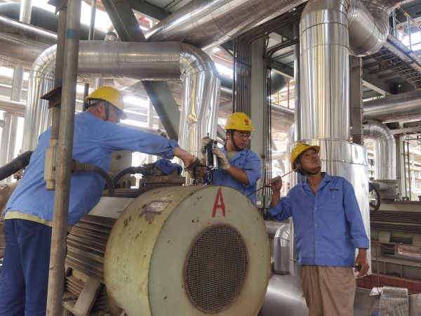 4月19日，魏駟超跟隨師傅對電機(jī)進(jìn)行巡檢.jpg