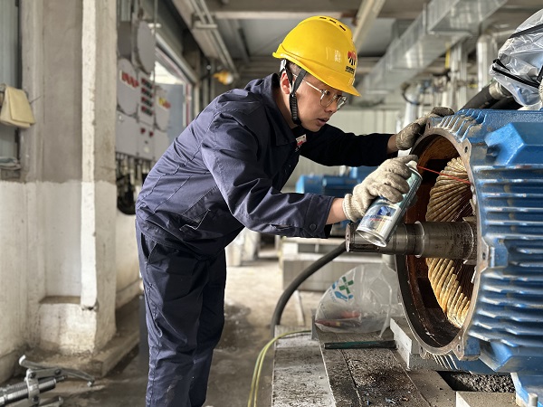 5月7日，檢修人員趙佳偉處理電機(jī)內(nèi)銹跡.jpg