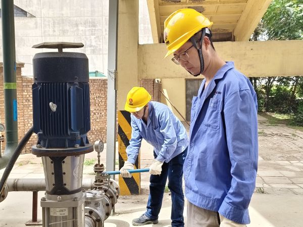 5月11日，尿素車間設(shè)備技術(shù)員馬強檢查冷卻水泵運行情況 (1).jpg