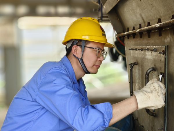 5月11日，尿素車間設(shè)備技術(shù)員馬強檢查設(shè)備螺栓是否松動.jpg