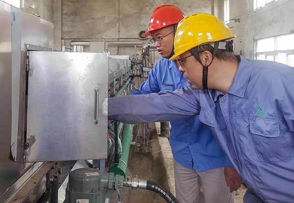 5月23日，各部門協(xié)作搶修造粒機(jī).jpg