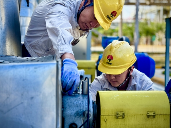 2024年9月，乙二醇車間職工在認(rèn)真檢查機(jī)泵運(yùn)行情況.jpg