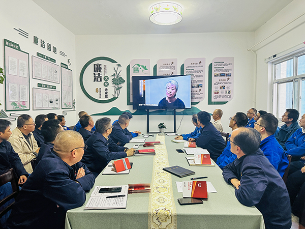 10月21日下午，物料車間黨支部開展了以“敲響廉潔警鐘、繃緊安全之弦、筑牢廉潔安全‘雙防線’”為主題的警示教育活動，--圖為觀看廉潔警示教育專題片.jpg