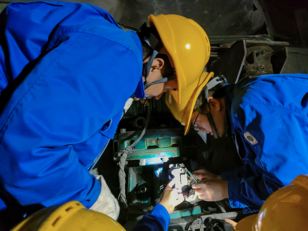 10月30日晚22時，工藝配合電氣人員拆卸故障電機。.jpg